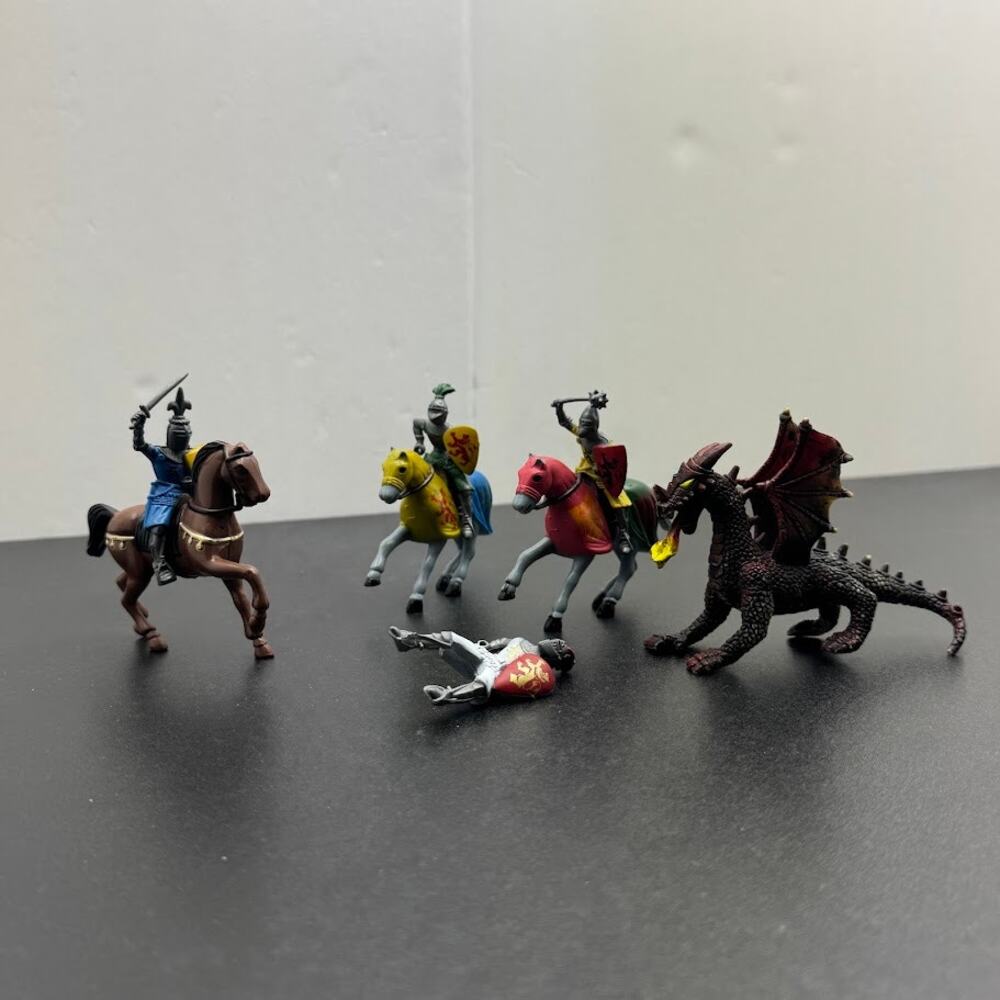 Mideival Plastic Knights Horses and Dragon Action Figure Toys Lot of 8‎